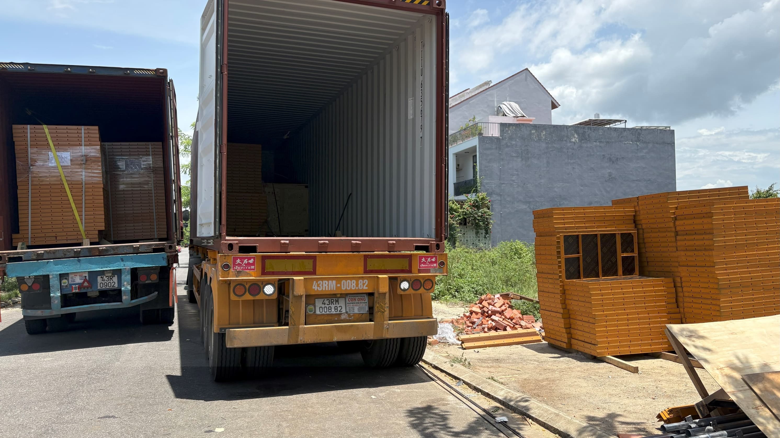 Hệ cốp pha trên xe tải tại công trường