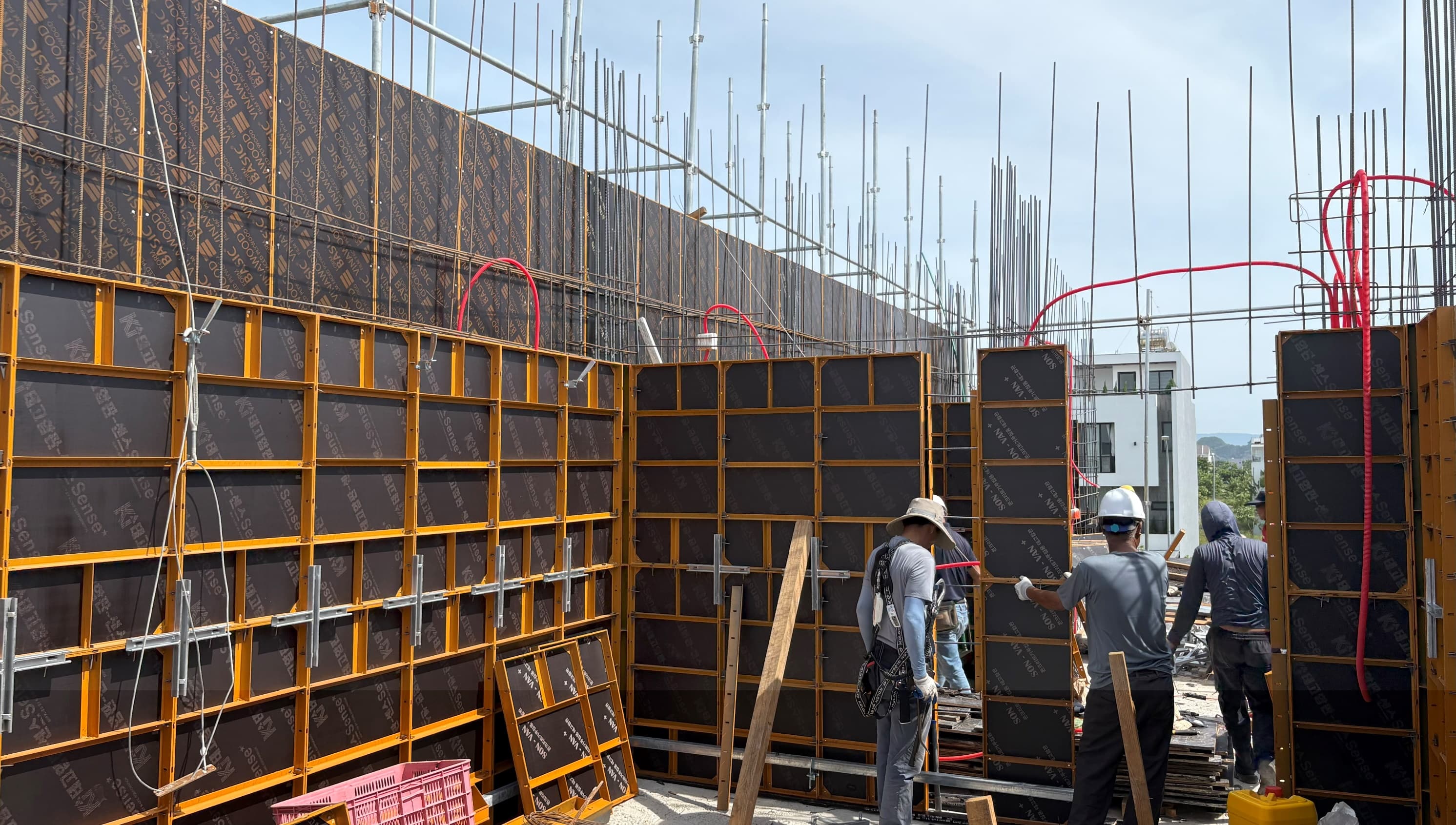 Bê tông toàn khối — cốp pha hiện đại