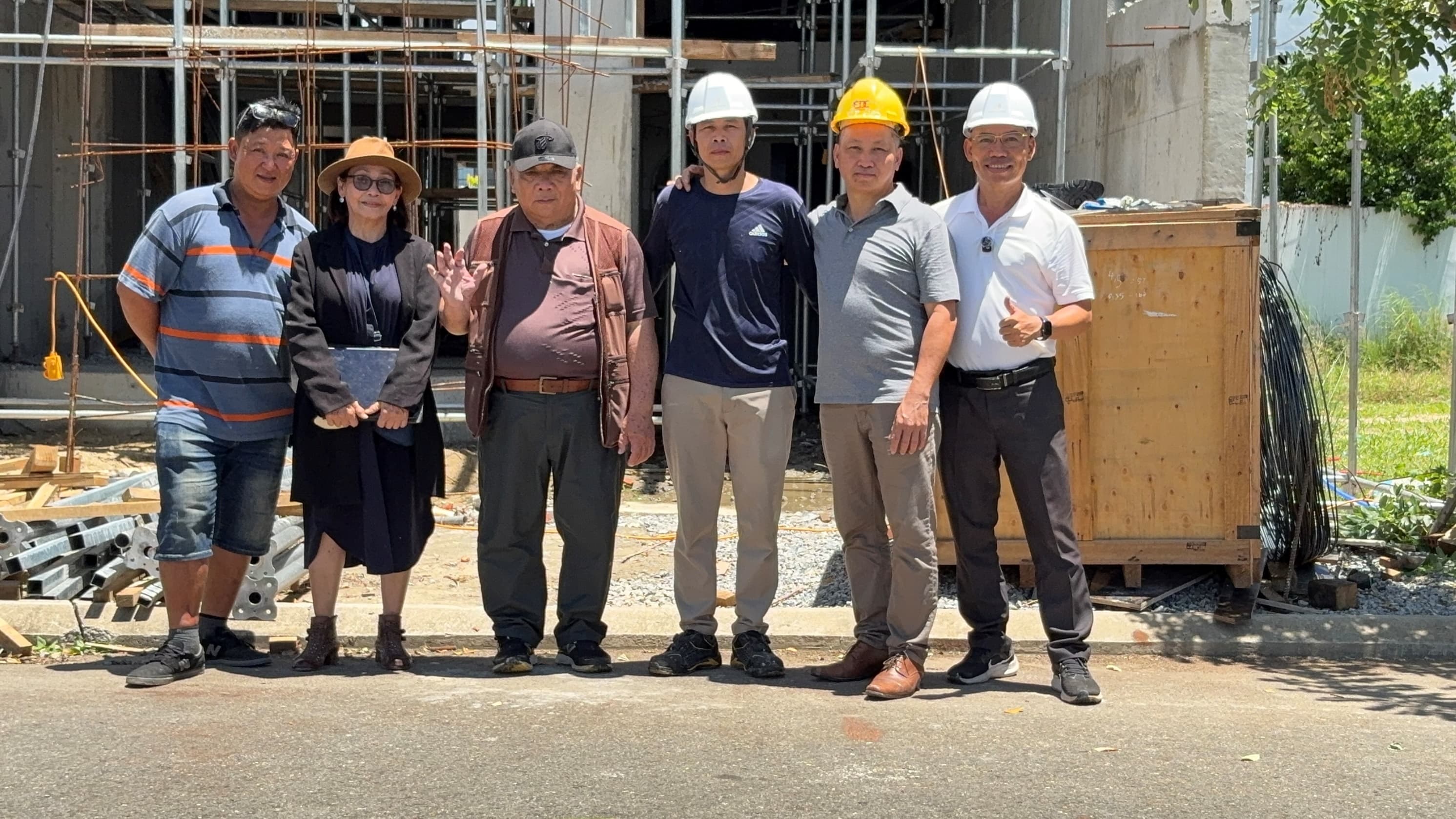 Kỹ sư Master Housing trao đổi với khách tại công trường